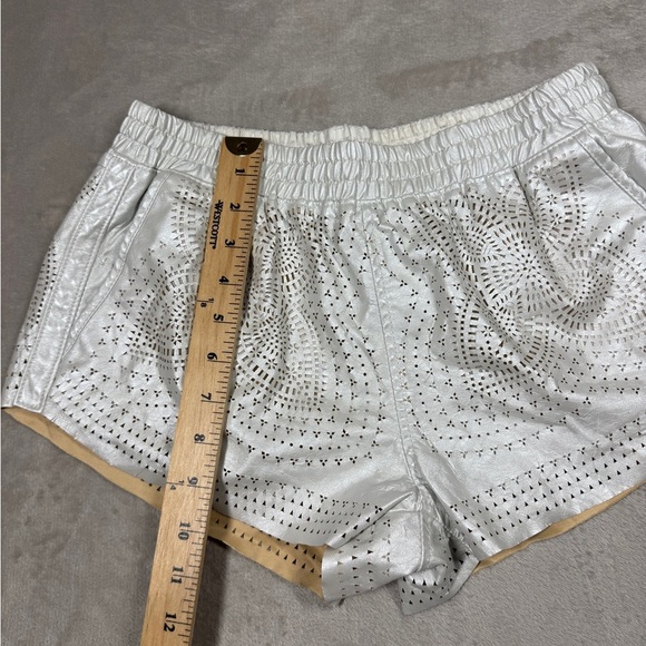Blank NYC Faux Leather Silver Laser Cut Floral Elastic Waist Shorts Size 25 - Picture 6 of 16